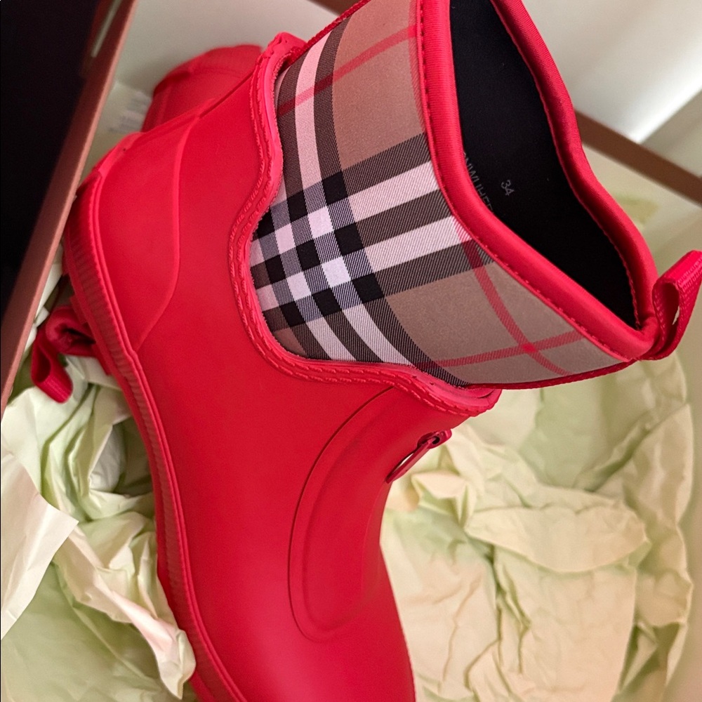Burberry Kids Red Boots with Check Design - Picture 2 of 3